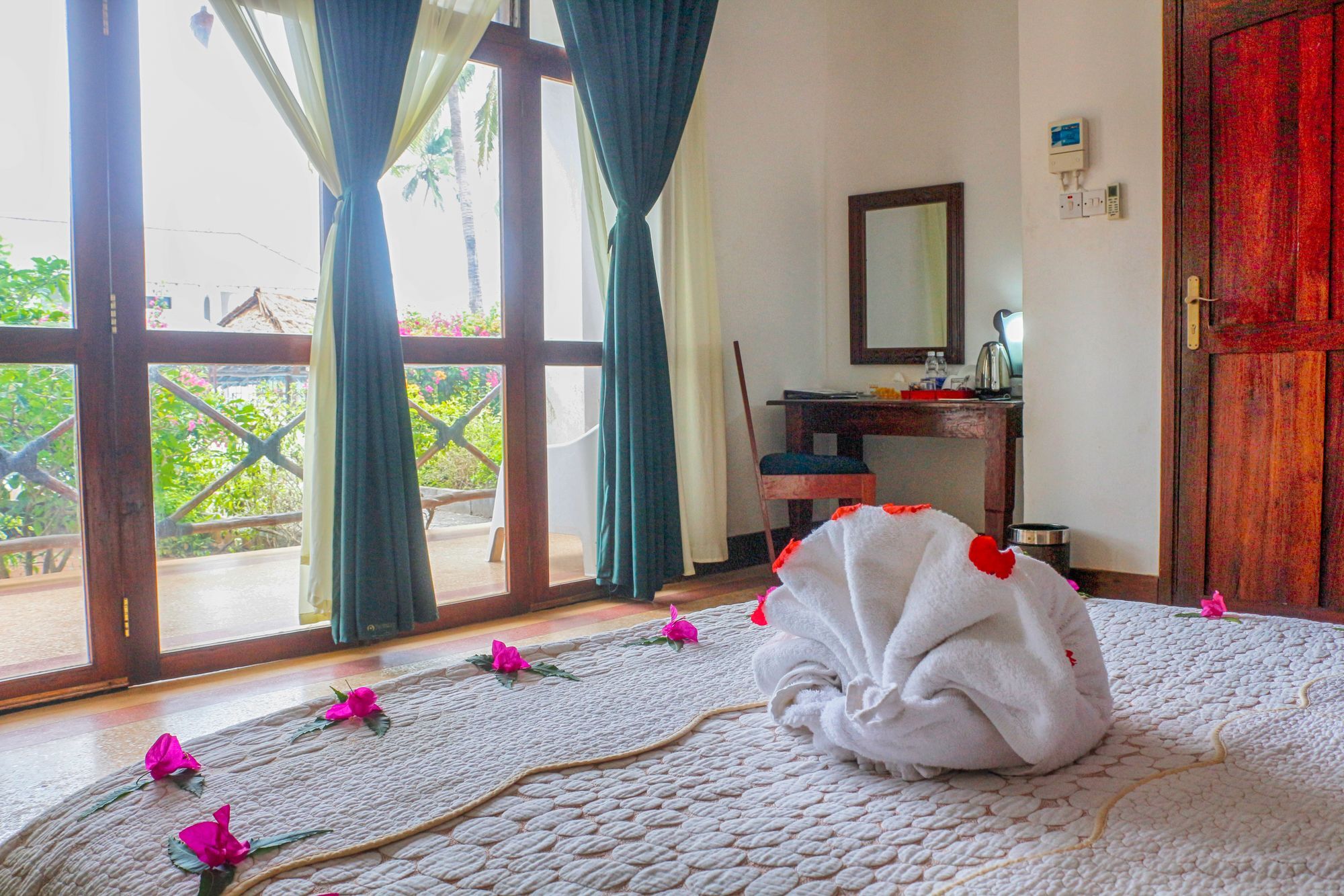 African Sun Sand Sea Beach Resort & Spa Bwejuu Extérieur photo