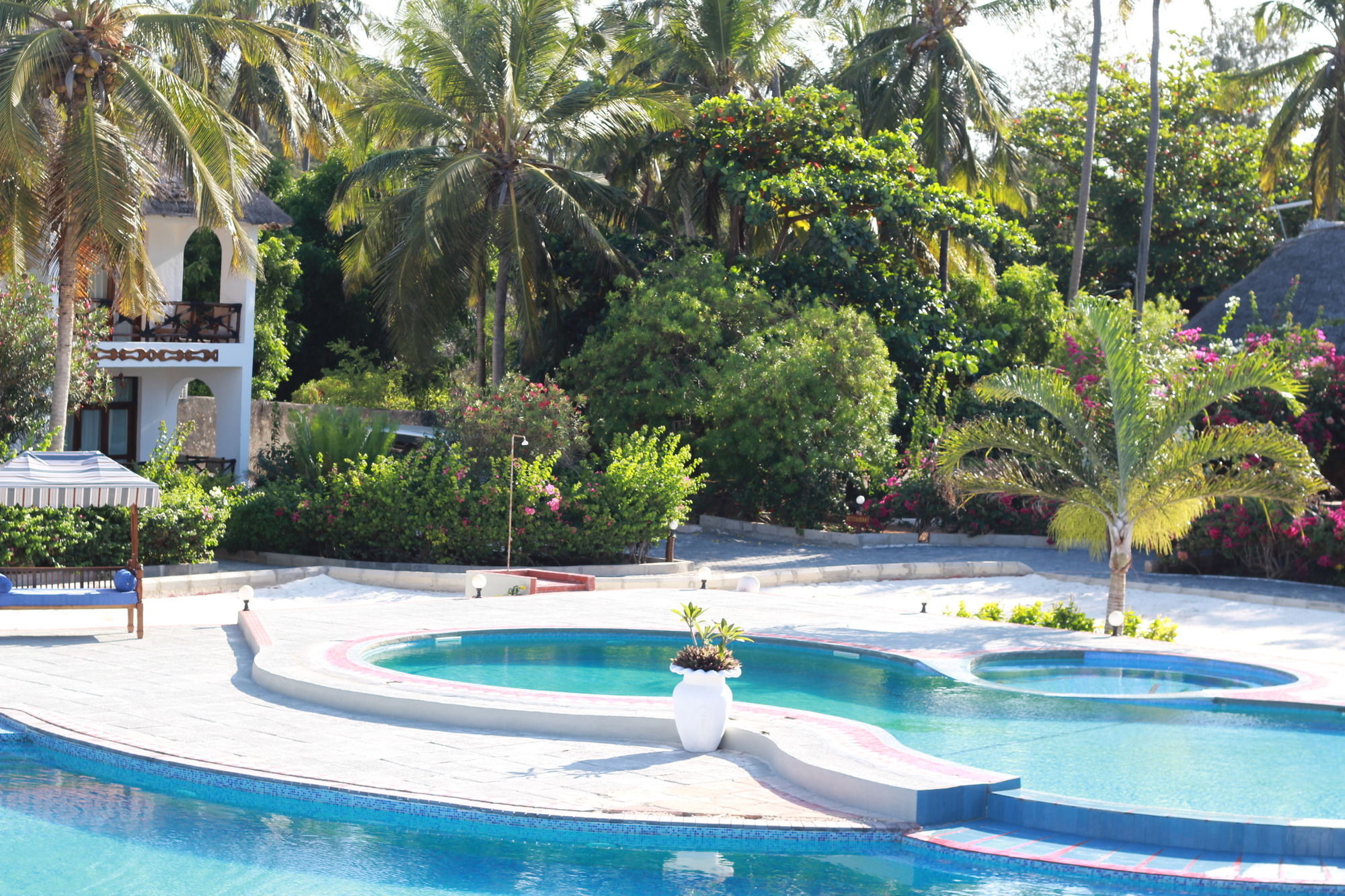 African Sun Sand Sea Beach Resort & Spa Bwejuu Extérieur photo