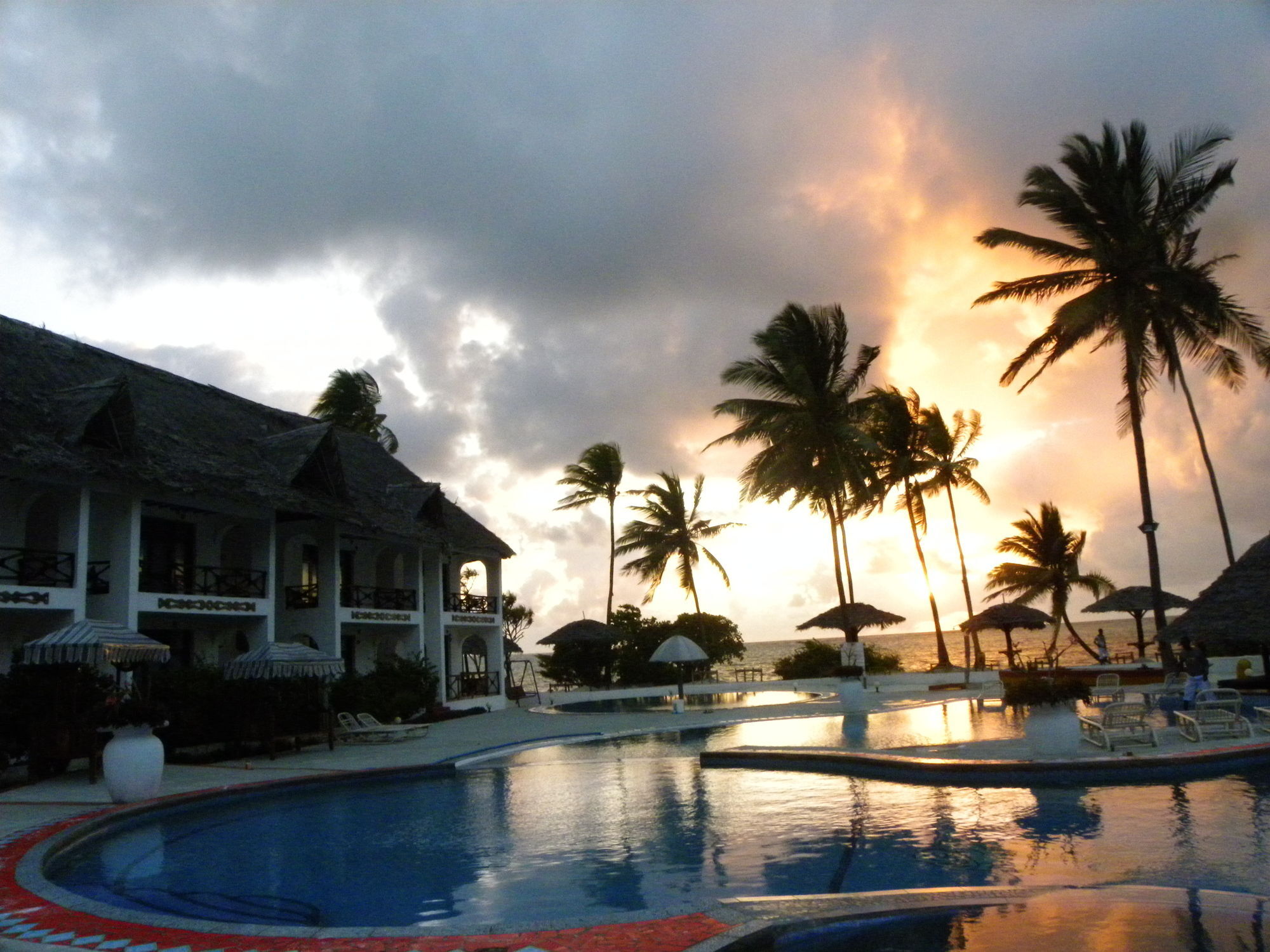 African Sun Sand Sea Beach Resort & Spa Bwejuu Extérieur photo